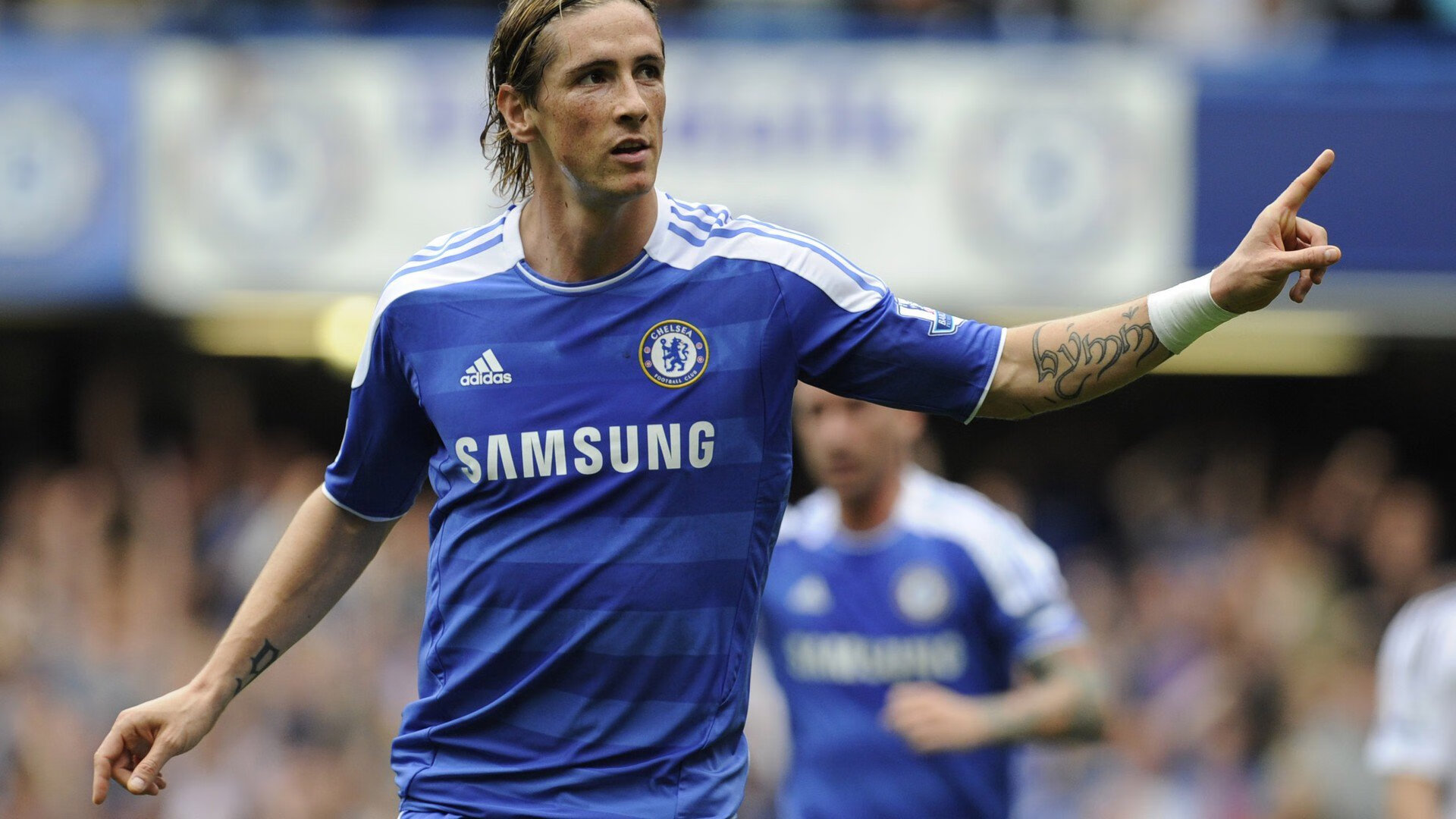 热血拼搏：双方拼尽全力，场上情绪高涨，热血拼搏的文案